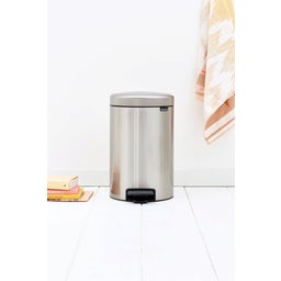 Newicon Lábbal nyitható szemetes műanyag betéttel - 12l - Matt Steel Fingerprint Proof